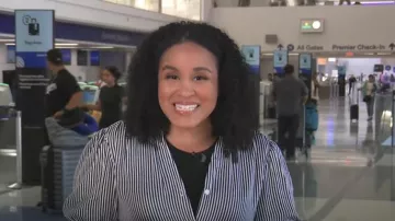 T Tahari Short Sleeve Airflow Blouse porté par Elise Preston comme on le voit dans CBS Evening News le 1er septembre 2025