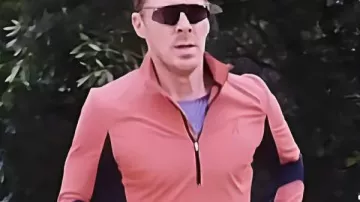 Chaqueta de chándal rosa y negra de Benedict Cumberbatch usada por Theo (Benedict Cumberbatch) en The Roses