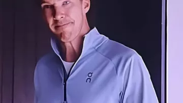 Chaqueta de chándal azul de Benedict Cumberbatch usada por Theo (Benedict Cumberbatch) en The Roses