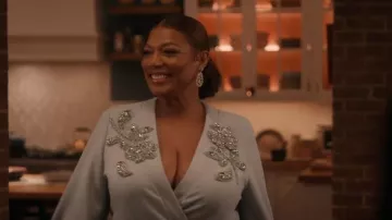 Marina Rinaldi x Zuhair Murad Vestido cruzado adornado usado por Robyn McCall (Queen Latifah) como se ve en The Equalizer (S05E18)