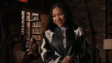 Madre La chaqueta Zip It usada por Delilah 'Dee' Fulton (Laya DeLeon Hayes) como se ve en The Equalizer (T05E18)