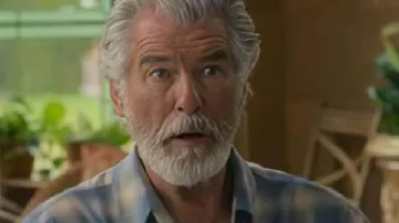 La chemise bleue du Thursday Murder Club portée par Ron (Pierce Brosnan) comme on le voit dans The Thursday Murder Club