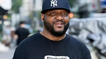 Camiseta gráfica de comediante/actor de stand-up usada por Aries Spears en King of One-Liners | Andy Huggins | Comedia de pie