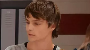 Ma vie avec le pull en détresse des Walter Boys porté par Nathan Walter (Corey Fogelmanis) comme on le voit dans Ma vie avec les Walter Boys (S02E01)