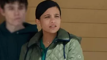Ma vie avec la veste matelassée verte Walter Boys portée par Jackie Howard (Nikki Rodriguez) comme on le voit dans Ma vie avec les Walter Boys (S02E01)