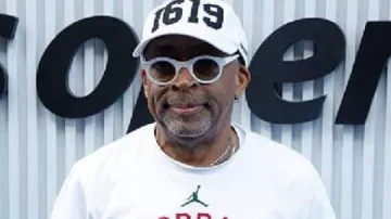 T-shirt des championnats de tennis de l’US Open porté par Spike Lee dans Spike Lee a adoré regarder Coco Gauff remporter le deuxième set contre Aryna Sabalenka ???? #frenchopen2025