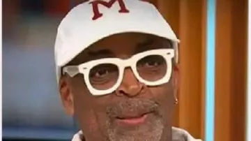 Veste imprimée graphique CBS Mornings portée par Spike Lee dans le réalisateur et producteur oscarisé Spike Lee parle de son nouveau film « Highest 2 Lowest »
