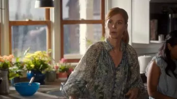 Zimmermann Ottie Billow Blouse portée par Katherine Walter (Sarah Rafferty) comme on le voit dans Ma vie avec les Walter Boys (S02E01)