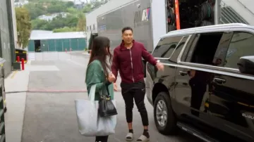 Bolso Christian Dior C'est usado por Michelle Saniei Lally como se ve en The Valley (S02E16)