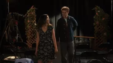 Scotch et Soda Noir Pissenlit Floral Col en V Robe sans manches portée par Erin (Alisha Newton) comme on le voit dans Ma vie avec les Walter Boys (S02E02)