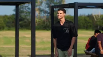 T-shirt en maille imprimée H&M Oversized Fit porté par Dylan (Kolton Stewart) comme on le voit dans Ma vie avec les Walter Boys (S02E02)