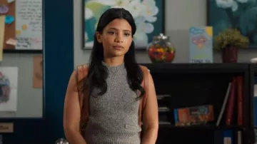 Gilet sans manches gris Ami Paris porté par Jackie Howard (Nikki Rodriguez) comme on le voit dans Ma vie avec les Walter Boys (S02E02)