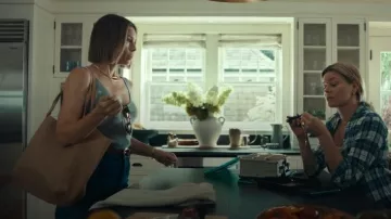 Le sac fourre-tout Row Xl Park porté par Chloe Taylor (Jessica Biel) comme on le voit dans The Better Sister (S01E04)