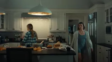Débardeur Skims Soft Lounge porté par Chloe Taylor (Jessica Biel) comme on le voit dans The Better Sister (S01E04)