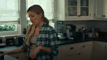 Suzie Kondi Koubi Camisa de gasa de algodón a cuadros usada por Nicky Macintosh (Elizabeth Banks) como se ve en The Better Sister (S01E04)