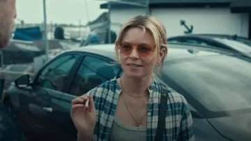 Gafas de sol geométricas Celine Bold 3 Dots usadas por Nicky Macintosh (Elizabeth Banks) como se ve en The Better Sister (S01E04)