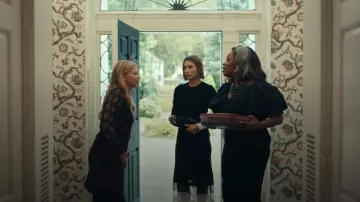 Robe longue en georgette de soie à volants à volants et à fleurs Doen portée par Nicky Macintosh (Elizabeth Banks) comme on le voit dans The Better Sister (S01E04)