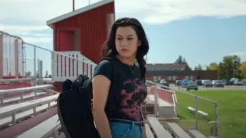 Camiseta de bebé con flores azules de kimchi usada por Kiley (Mya Lowe) como se ve en Mi vida con los Walter Boys (S02E03)