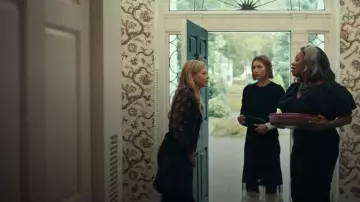 Rebecca Minkoff Darren Bolso de hombro pequeño de cuero usado por Nicky Macintosh (Elizabeth Banks) como se ve en The Better Sister (S01E04)