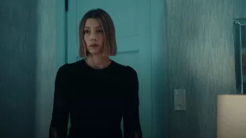 McQueen Robe en dentelle en tricot ottoman portée par Chloe Taylor (Jessica Biel) comme on le voit dans The Better Sister (S01E04)