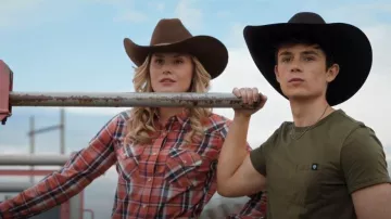 Camisa vaquera a cuadros rojos Wrangler usada por B.Hartford (Natalie Sharp) como se ve en Mi vida con los Walter Boys (S02E03)