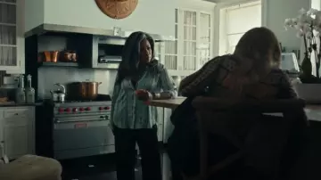 Blusa de seda con cinturón de rayas múltiples L'Agence Tyler usada por Catherine Lancaster (Lorraine Toussaint) como se ve en The Better Sister (S01E05)
