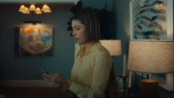 Chemise en soie imprimée rouge à manches longues Valentino portée par Chloe Taylor (Jessica Biel) comme on le voit dans The Better Sister (S01E05)