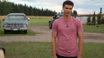 T-shirt d’entraînement Adidas Train Essentials Feelready porté par Dylan (Kolton Stewart) comme on le voit dans Ma vie avec les Walter Boys (S02E04)