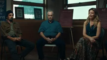 Chaleco de punto acanalado con cuello azul Madewell usado por Nicky Macintosh (Elizabeth Banks) como se ve en The Better Sister (S01E06)