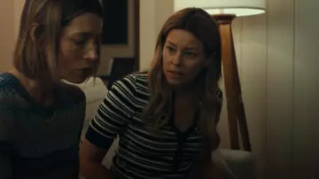 Top de A.L.C. Fisher usado por Nicky Macintosh (Elizabeth Banks) como se ve en The Better Sister (S01E06)