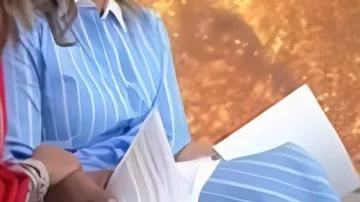 Vestido camisero cruzado a rayas usado por Savannah Guthrie en The Today Show 2025