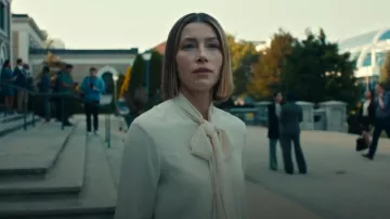 Theory Long Sleeve Weekender TIE Neck Shirt porté par Chloe Taylor (Jessica Biel) comme on le voit dans The Better Sister (S01E06)
