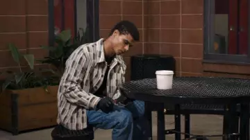 Camisa Stanley multicolor de APC usada por Skylar Summerhill (Jaylan Evans) como se ve en Mi vida con los Walter Boys (S02E06)