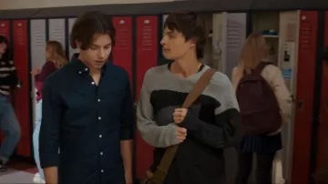 Suéter de patchwork gris del vecindario usado por Nathan Walter (Corey Fogelmanis) como se ve en Mi vida con los Walter Boys (S02E06)