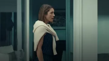 Gilet Polo Ralph Lauren à fines rayures porté par Chloe Taylor (Jessica Biel) comme on le voit dans The Better Sister (S01E07)