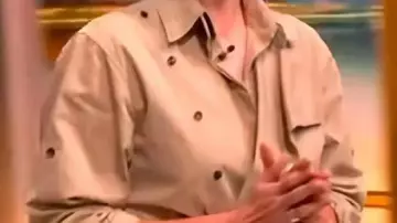 Camisa con detalle de botones usada por Charlize Theron en The View 2025