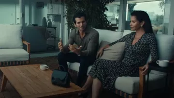 Vestido de jersey estampado Katalina de Hobbs London usado por Gloria Reuben (Michelle Sanders) como se ve en The Better Sister (S01E07)
