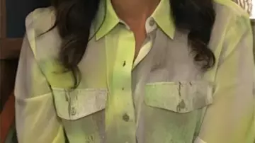 Chemise imprimée vert citron portée par Amanda Sinclair (Mishael Morgan) dans la série télévisée Les Feux de l’Amour 2025