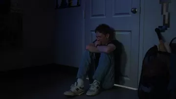 New Balance 550 White Green Sail Cream Ivy British Ivory Grey porté par Luke Ellis (Joe Freeman) comme on le voit dans The Institute (S01E03)