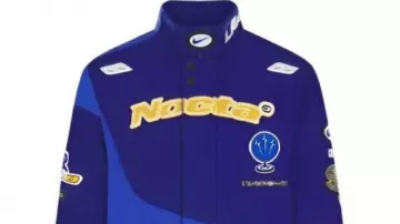 Drake NOCTA x L'ART NRG Royal Blue Racing Jacket usado por Nocta Drake en Nocta de Drake : Le nouveau Yeezy ?! ????