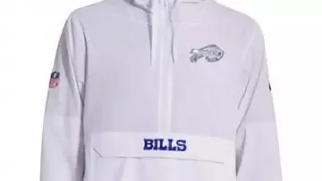 Buffalo Bills Rivalries Sideline Anorak Jacket porté par Stefon Diggs dans A Cold Front Is Coming ! | Révélation de l’uniforme des rivalités des Bills de Buffalo