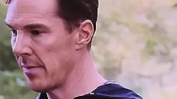 Chaqueta de chándal negra de The Roses usada por Theo (Benedict Cumberbatch) como se ve en The Roses