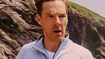 Chaqueta de chándal azul de The Roses usada por Theo (Benedict Cumberbatch) como se ve en The Roses