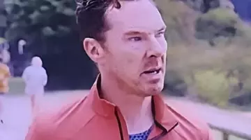 Chaqueta de chándal rosa y negra de The Roses usada por Theo (Benedict Cumberbatch) como se ve en The Roses