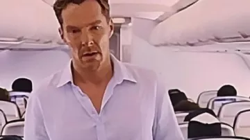 La camisa blanca de las rosas usada por Theo (Benedict Cumberbatch) como se ve en Las rosas