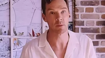 La camisa de rayas blancas de The Roses usada por Theo (Benedict Cumberbatch) como se ve en The Roses