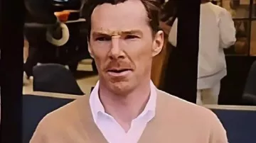 El cárdigan beige de las rosas usado por Theo (Benedict Cumberbatch) como se ve en Las rosas
