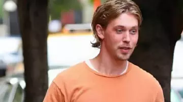 Caught Stealing : Chemise orange portée par Hank Thompson (Austin Butler) comme on le voit dans Caught Stealing