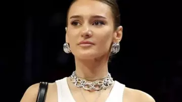 Indiana Fever v Golden State Valkyries Camiseta sin mangas usada por Kristin Juszczyk en Kyle Juszczyk celebra la impresionante caída de la colección WNBA de su esposa Kristin! #short