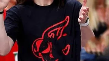 Indiana Fever Mix Stranger Things Chemise noire portée par Caitlin Clark dans WNBA 2025